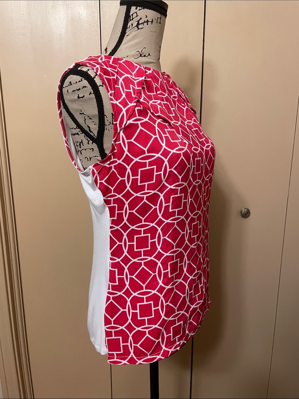 Geometric Print Shell Top - Red & White - Picture 4 of 12